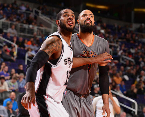 曼联加快与皇马球星的谈判，力图签下这位状态火热的球星。（曼联加速与皇马球星谈判，力争签下这位状态正佳的球星）