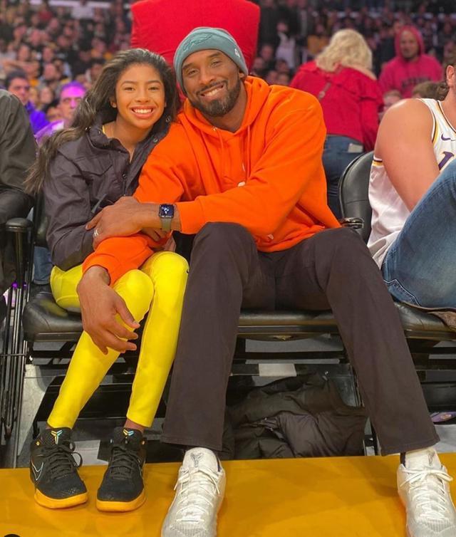 詹姆斯高空接力扣篮，点燃全场（詹姆斯空接重扣，全场沸腾）